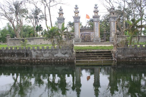 Thanh Toan tile-roofed bridge in Hue - ảnh 1